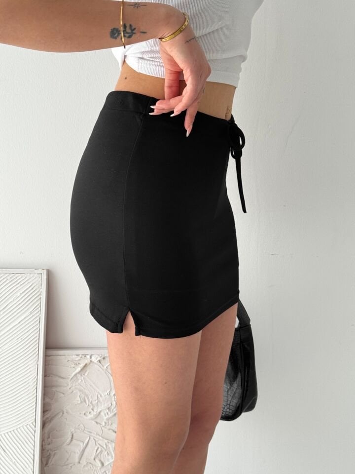 Yan Yırtmaçlı Mini Şort Etek