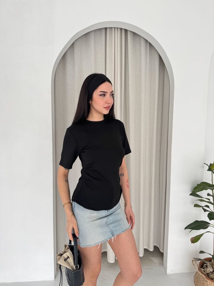 Arka Yırtmaçlı Bel Vurgulu Tişört